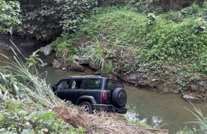 Ảnh TNGT: Không kiểm soát được tay lái, tài xế phóng thẳng Tank 300 xuống suối