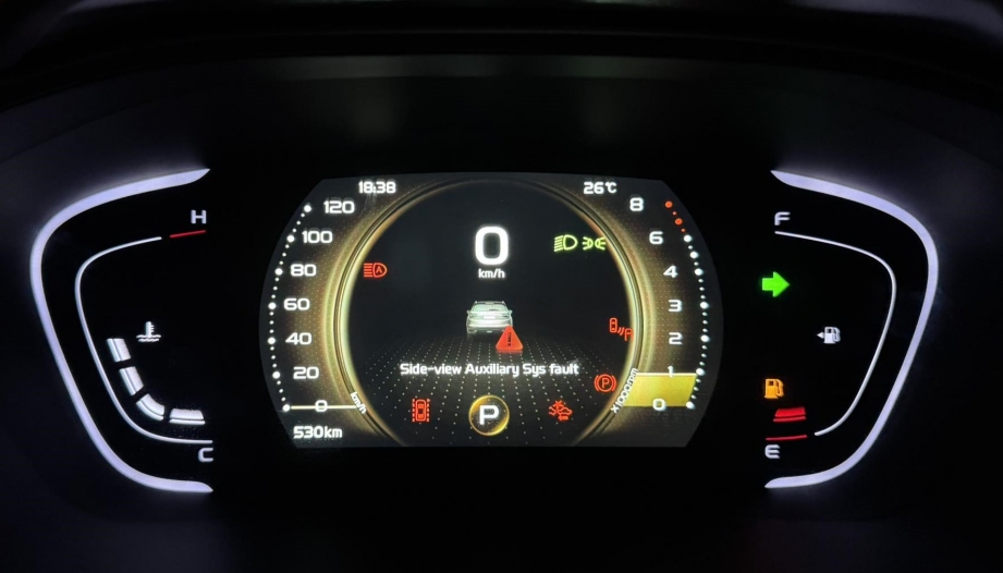 Xe Geely Coolray đang đi có cảnh báo gì đây các bác?