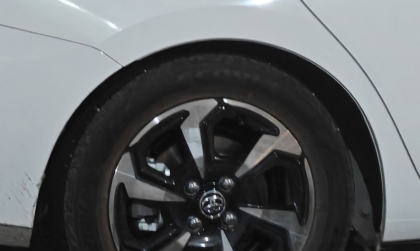 Có cách nào xử lý bánh sau Toyota Vios sắp chạm vè như này không?