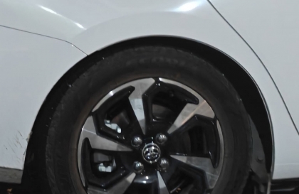 Có cách nào xử lý bánh sau Toyota Vios sắp chạm vè như này không?