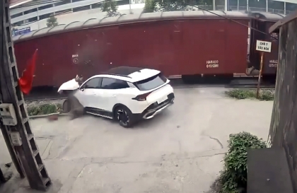 Clip TNGT: Bất cẩn không quan sát, tài xế KIA Sportage bị tàu hoả kéo văng xuống vệ đường