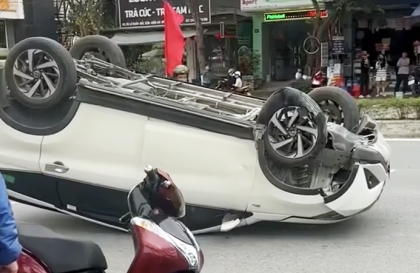 Clip TNGT: Lao vào dải phân cách, Toyota Veloz lật ngửa, nằm như rùa giữa đường