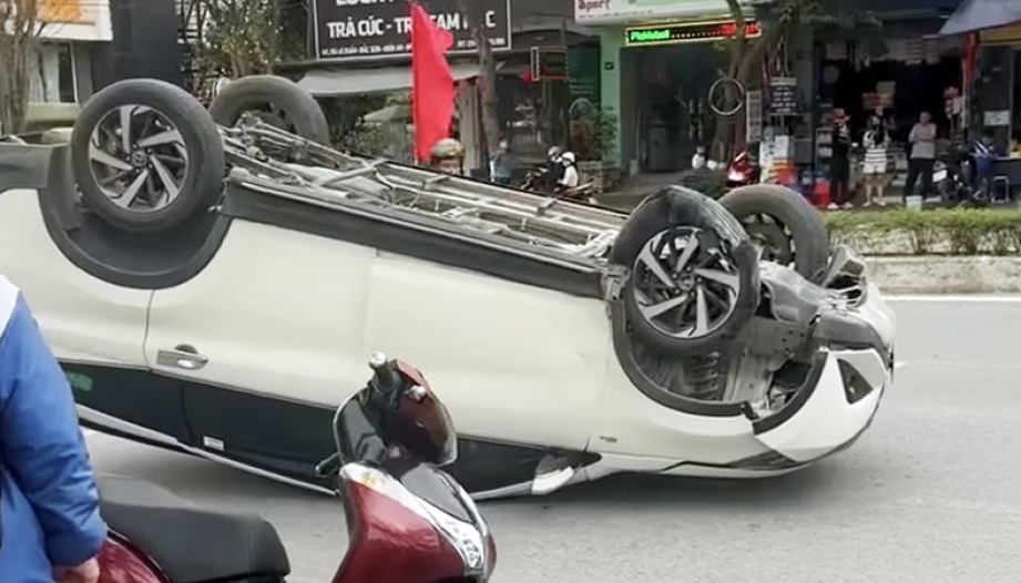 Clip TNGT: Lao vào dải phân cách, Toyota Veloz lật ngửa, nằm như rùa giữa đường