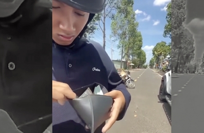 Clip TNGT: Đâm vào Ford Ranger Raptor thanh niên đi xe máy cư xử không ngờ...