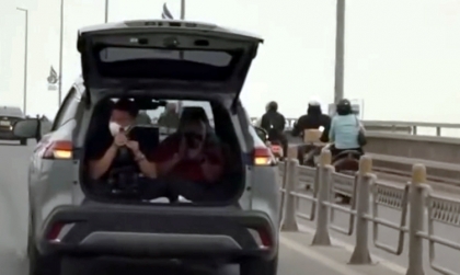 Cục CSGT xử phạt các nghệ sỹ biểu diễn trong khoang hành lý Toyota Corolla Cross trên cầu Nhật Tân