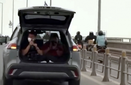 Cục CSGT xử phạt các nghệ sỹ biểu diễn trong khoang hành lý Toyota Corolla Cross trên cầu Nhật Tân