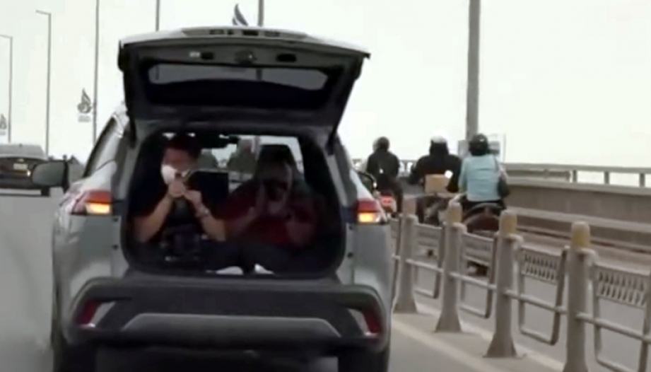 Cục CSGT xử phạt các nghệ sỹ biểu diễn trong khoang hành lý Toyota Corolla Cross trên cầu Nhật Tân