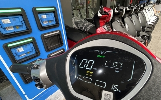 Thế giới 2 bánh: Tìm hiểu chi tiết quy trình đổi pin xe máy điện VinFast từ A-Z