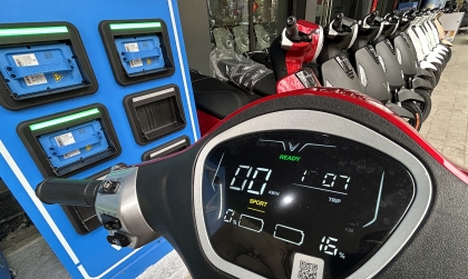 Thế giới 2 bánh: Tìm hiểu chi tiết quy trình đổi pin xe máy điện VinFast từ A-Z