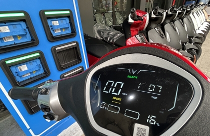 Thế giới 2 bánh: Tìm hiểu chi tiết quy trình đổi pin xe máy điện VinFast từ A-Z