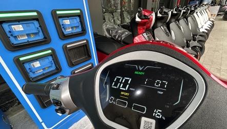 Thế giới 2 bánh: Tìm hiểu chi tiết quy trình đổi pin xe máy điện VinFast từ A-Z