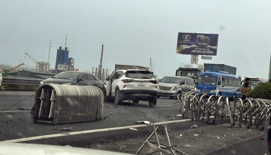 Ảnh TNGT: Mất lái, tài xế KIA Seltos 