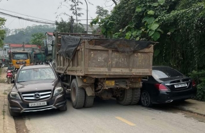 Ảnh TNGT: Xe tải làm nên kỳ tích khi