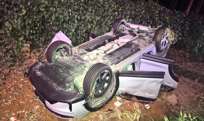 Clip TNGT: Kinh hoàng nhìn Lynk&Co 06 lộn nhiều vòng, văng xuống ven đường cao tốc...