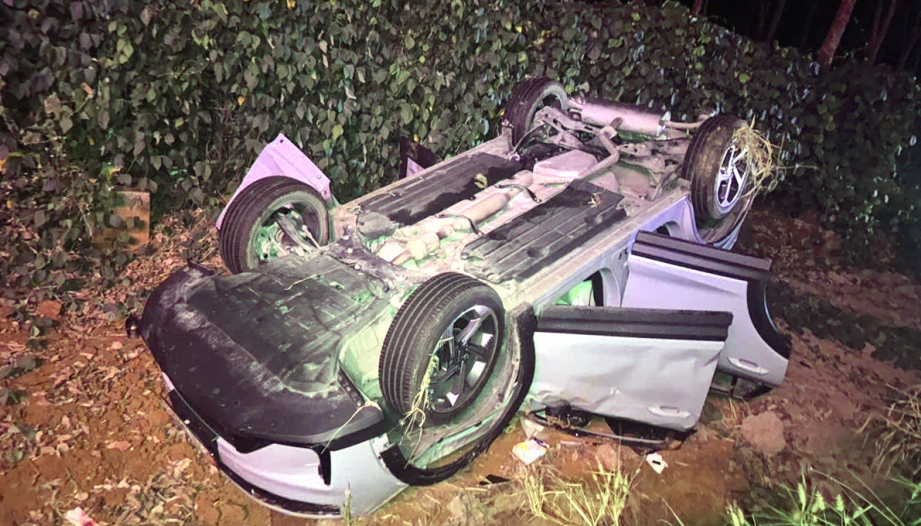 Clip TNGT: Kinh hoàng nhìn Lynk&Co 06 lộn nhiều vòng, văng xuống ven đường cao tốc...