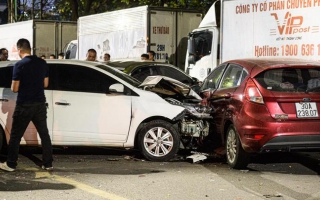 Clip TNGT: Toàn cảnh vụ Toyota Yaris đâm hàng loạt xe máy trên phố Nguyễn Chánh, Hà Nội