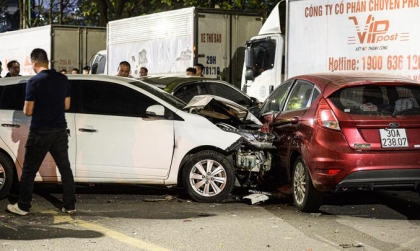 Clip TNGT: Toàn cảnh vụ Toyota Yaris đâm hàng loạt xe máy trên phố Nguyễn Chánh, Hà Nội