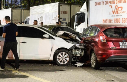 Clip TNGT: Toàn cảnh vụ Toyota Yaris đâm hàng loạt xe máy trên phố Nguyễn Chánh, Hà Nội