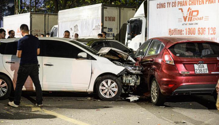 Clip TNGT: Toàn cảnh vụ Toyota Yaris đâm hàng loạt xe máy trên phố Nguyễn Chánh, Hà Nội