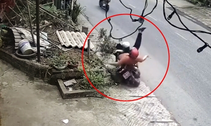 Clip TNGT: Ông bố bất cẩn để ông con vặn ngược tay ga...