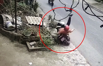 Clip TNGT: Ông bố bất cẩn để ông con vặn ngược tay ga...