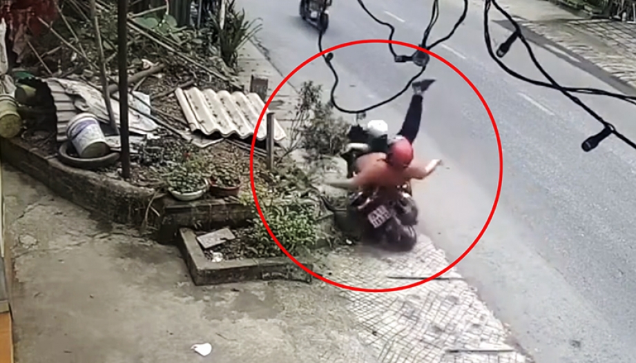 Clip TNGT: Ông bố bất cẩn để ông con vặn ngược tay ga...