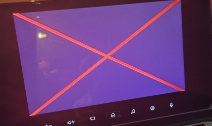 Các cụ cho hỏi màn hình xe Mitsu Xpander bị gì thế này ạ?