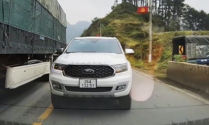 Ý thức Giao thông: Tài xế Ford Everest đi láo, vượt khúc cua khuất tầm nhìn còn hạ kính 