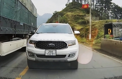 Ý thức Giao thông: Tài xế Ford Everest đi láo, vượt khúc cua khuất tầm nhìn còn hạ kính 