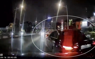 Clip TNGT: Người đàn ông trung niên tóc bạc gây tai nạn còn hung hăng chặn đầu, đấm túi bụi người khác