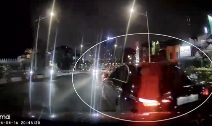 Clip TNGT: Người đàn ông trung niên tóc bạc gây tai nạn còn hung hăng chặn đầu, đấm túi bụi người khác