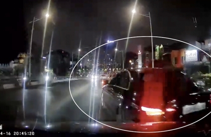 Clip TNGT: Người đàn ông trung niên tóc bạc gây tai nạn còn hung hăng chặn đầu, đấm túi bụi người khác