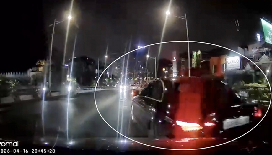 Clip TNGT: Người đàn ông trung niên tóc bạc gây tai nạn còn hung hăng chặn đầu, đấm túi bụi người khác