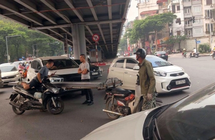 Ảnh TNGT: Mitsubishi Xpander gặp hoạ vì xe tự chế chở hàng cồng kềnh tại Hà Nội