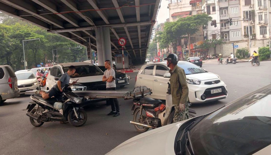 Ảnh TNGT: Mitsubishi Xpander gặp hoạ vì xe tự chế chở hàng cồng kềnh tại Hà Nội