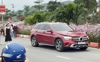 Clip TNGT: Mercedes-Benz GLC tan nát vì đâm phải 