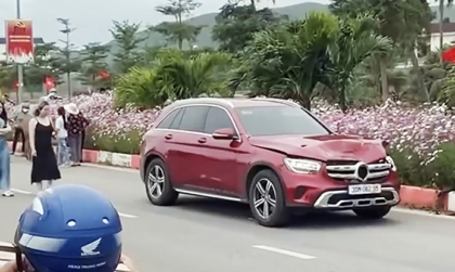 Clip TNGT: Mercedes-Benz GLC tan nát vì đâm phải 