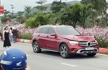 Clip TNGT: Mercedes-Benz GLC tan nát vì đâm phải 
