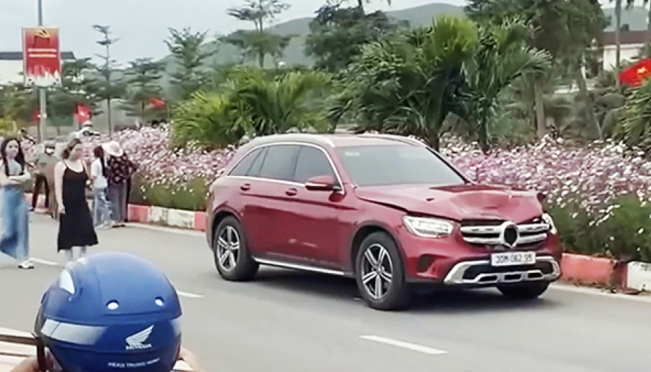 Clip TNGT: Mercedes-Benz GLC tan nát vì đâm phải 