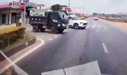 Clip TNGT: Quay đầu kiểu ăn cướp, Mitsubishi Xforce lĩnh đủ