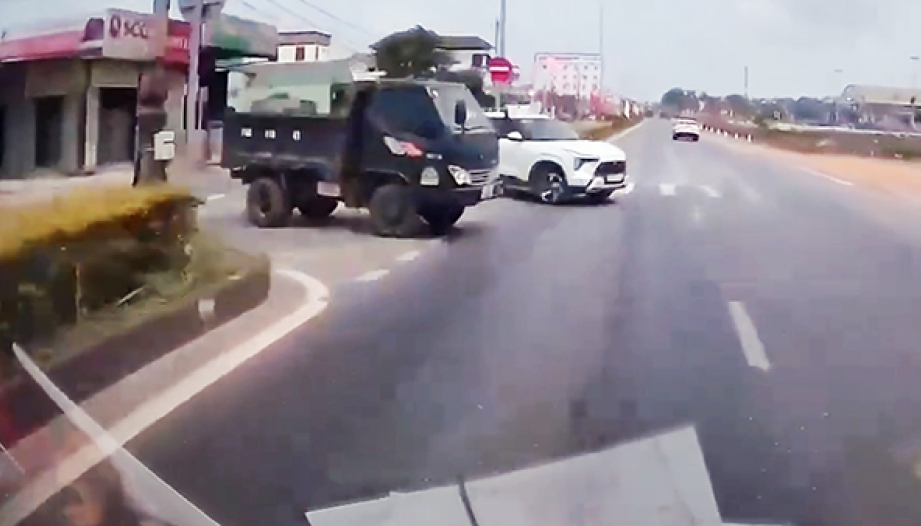 Clip TNGT: Quay đầu kiểu ăn cướp, Mitsubishi Xforce lĩnh đủ