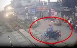 Clip TNGT: Kinh hoàng chứng kiến shiper đi xe máy bị tàu hoả đâm tại Ngọc Hồi, Hà Nội