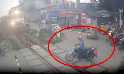 Clip TNGT: Kinh hoàng chứng kiến shiper đi xe máy bị tàu hoả đâm tại Ngọc Hồi, Hà Nội