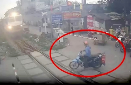 Clip TNGT: Kinh hoàng chứng kiến shiper đi xe máy bị tàu hoả đâm tại Ngọc Hồi, Hà Nội