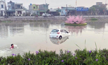 Ảnh TNGT: Luống cuống đạp quá ga khi lùi, nữ tài xế lao thẳng Hyundai Grand i10 xuống sông