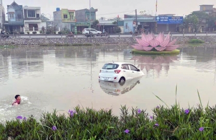 Ảnh TNGT: Luống cuống đạp quá ga khi lùi, nữ tài xế lao thẳng Hyundai Grand i10 xuống sông