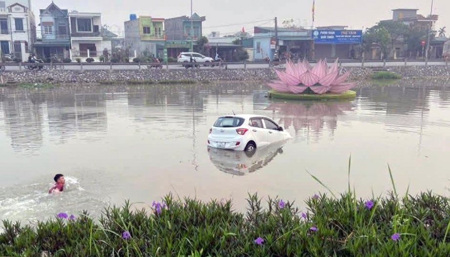 Ảnh TNGT: Luống cuống đạp quá ga khi lùi, nữ tài xế lao thẳng Hyundai Grand i10 xuống sông