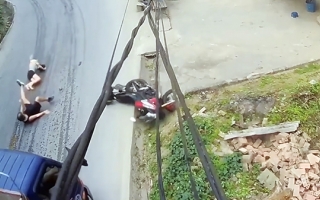 Clip TNGT: Giật mình bóp phanh trước khi vào cua, khách Tây ngã dúi dụi trước mũi xe tải.