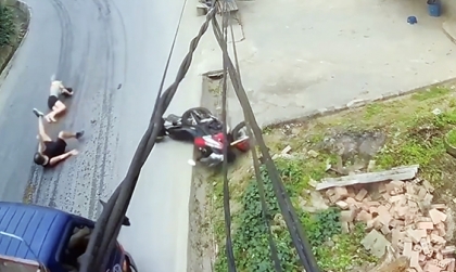 Clip TNGT: Giật mình bóp phanh trước khi vào cua, khách Tây ngã dúi dụi trước mũi xe tải.