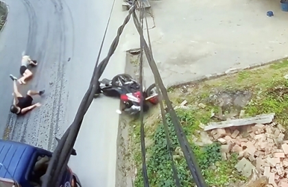Clip TNGT: Giật mình bóp phanh trước khi vào cua, khách Tây ngã dúi dụi trước mũi xe tải.